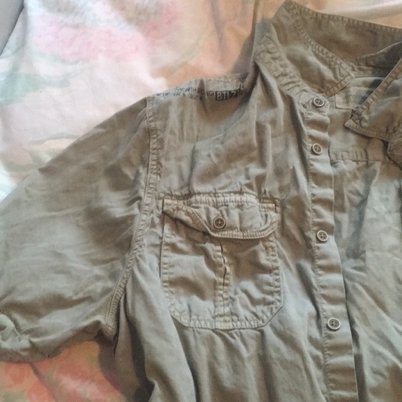 Beautiful army green button shirt - Picture 3 of 3